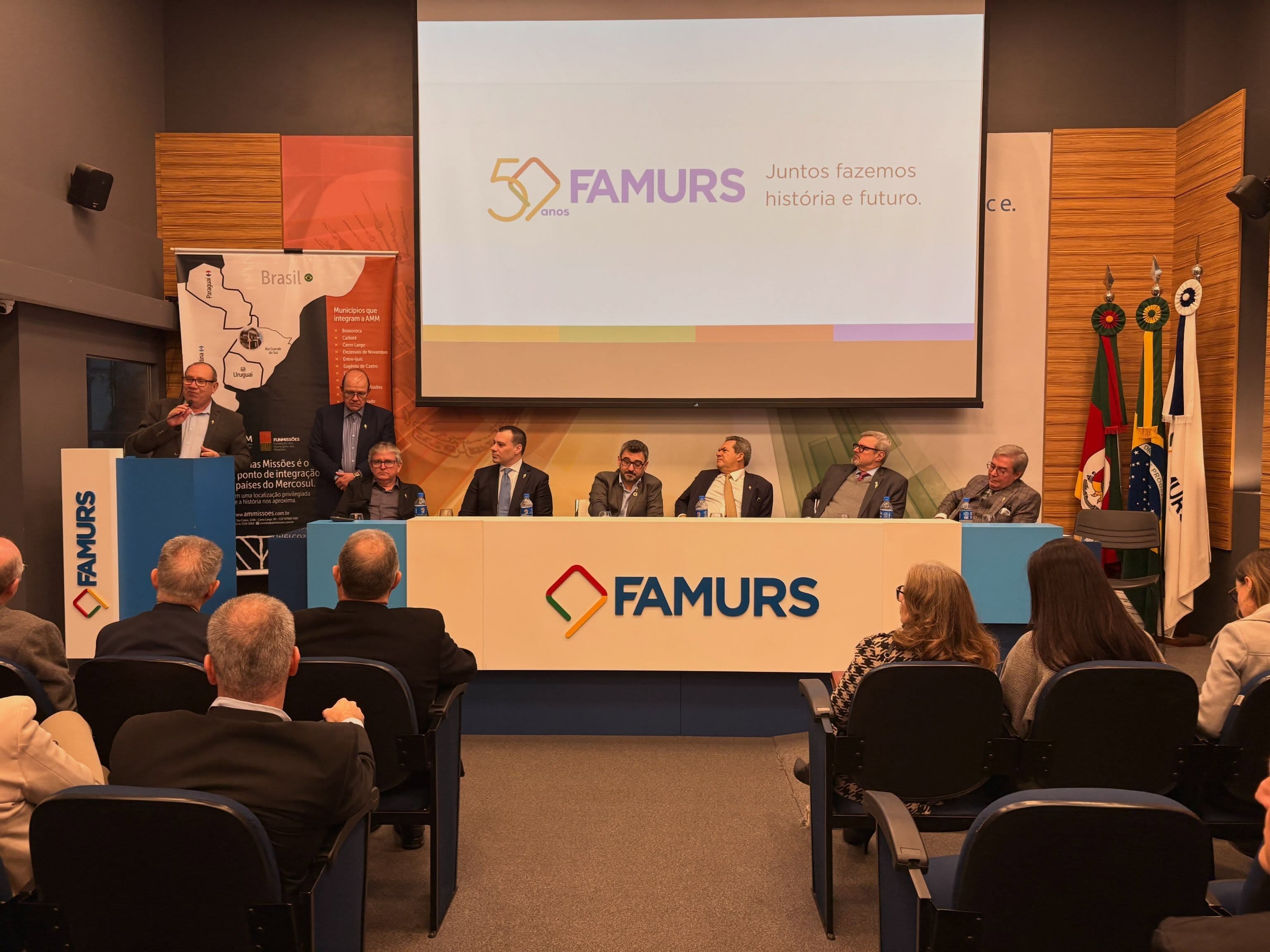 Prefeito realiza fala na FAMURS