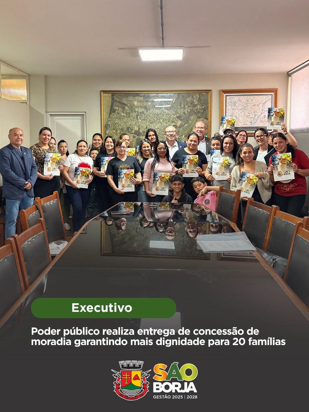 20 familias receberam a documentação para ocupar suas respectivas casas.